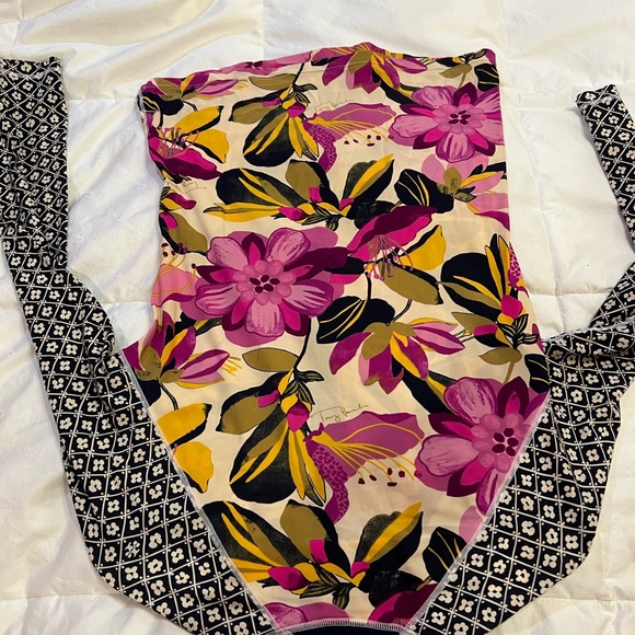 5 piece Tory Burch Swim ensemble:rash guard, flip flops, 2 bikini tops, 1 bottom - Picture 12 of 15